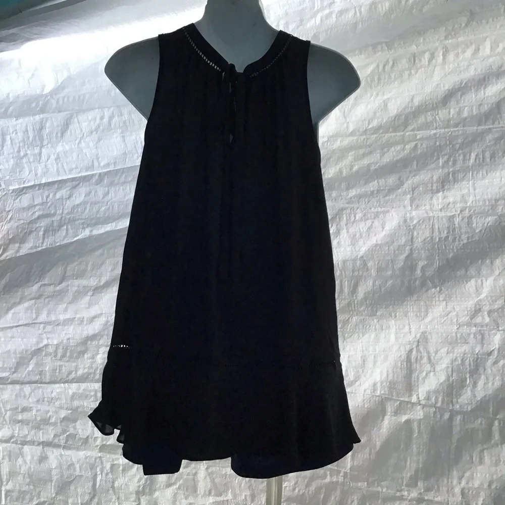 Beautiful blouse size medium. (Box X ) - Picture 2 of 2